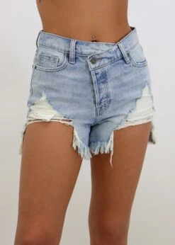 Oh Caroline Shorts ★ Light Wash